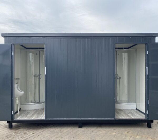 Contentor sanitário de 4x2m com sanita dupla e chuveiros.