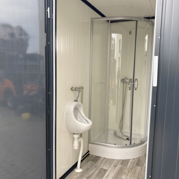 Second image of Contentor sanitário de 4x2m com sanita dupla e chuveiros.