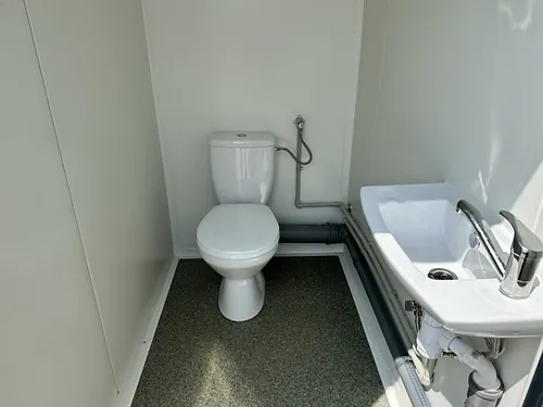 Sanitärcontainer mit 3 Kabinen – Bild 5