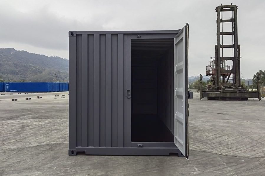 Neuer 20-Fuß-Container mit drei Türen.