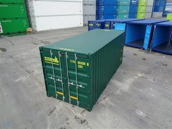 Container mit 20 Doppelbolzen und neuen grünen Türen