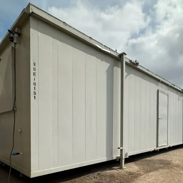 Großer Bürocontainer mit Sanitäranlagen 9,7 x 3 m .