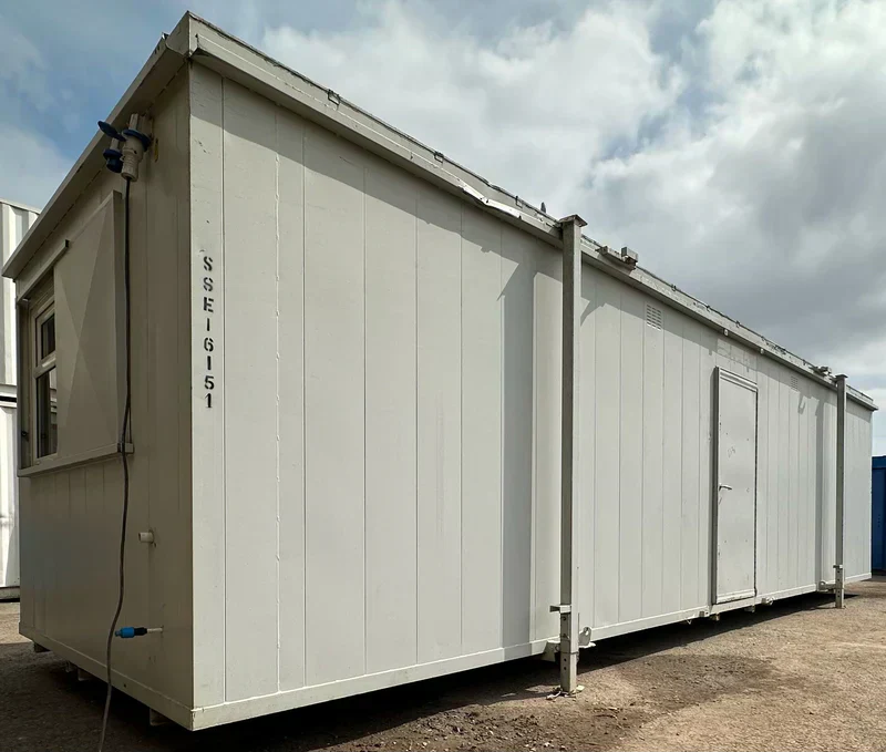 Großer Bürocontainer mit Sanitäranlagen 9,7 x 3 m .