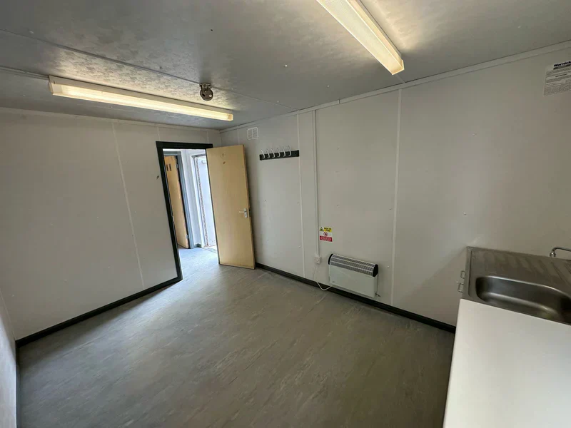 Großer Bürocontainer mit Sanitäranlagen 9,7 x 3 m . – Bild 3