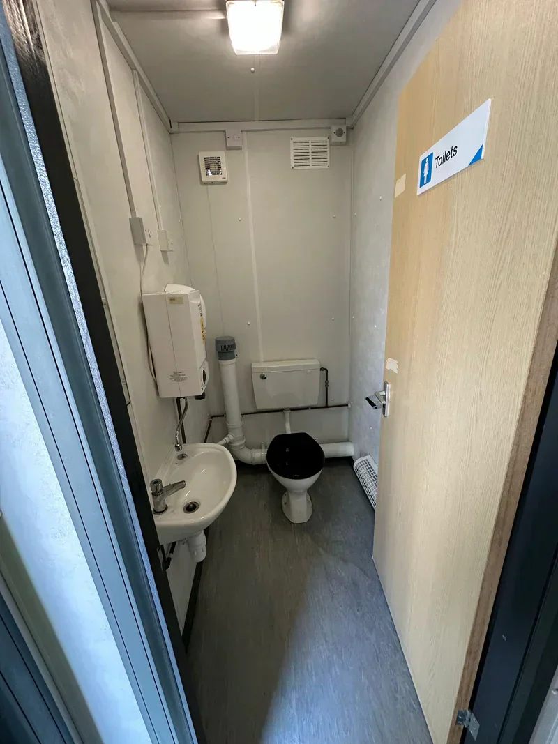 Großer Bürocontainer mit Sanitäranlagen 9,7 x 3 m . – Bild 8