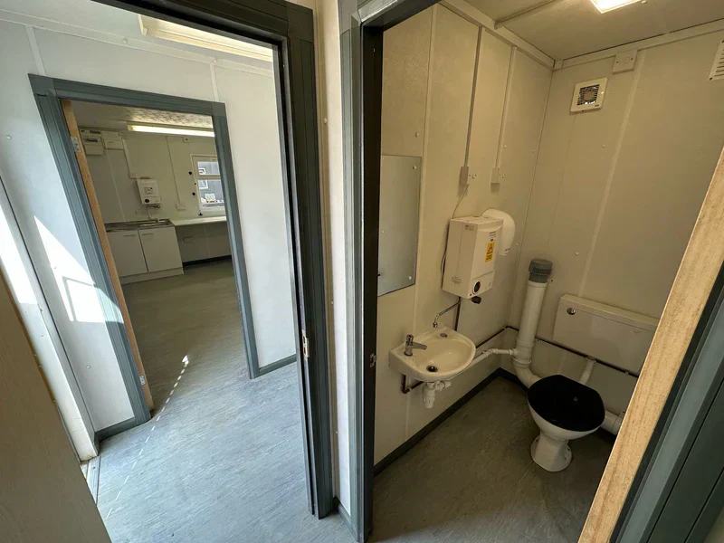 Großer Bürocontainer mit Sanitäranlagen 9,7 x 3 m . – Bild 9