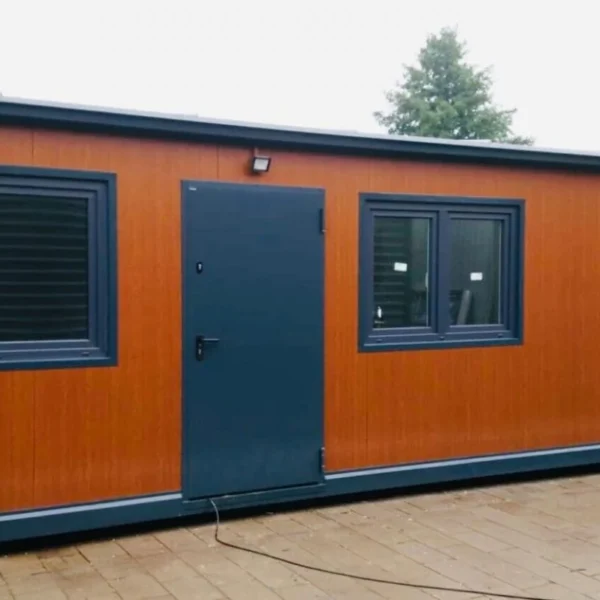 Ein 9 Meter langer, bewohnbarer Container mit zwei Schlafzimmern.