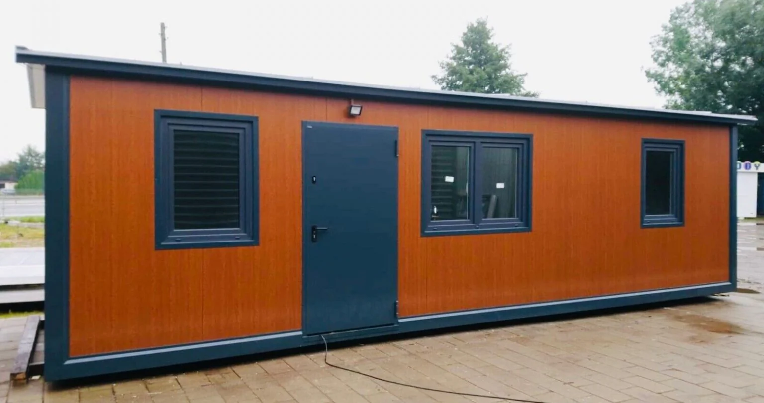 Ein 9 Meter langer, bewohnbarer Container mit zwei Schlafzimmern.