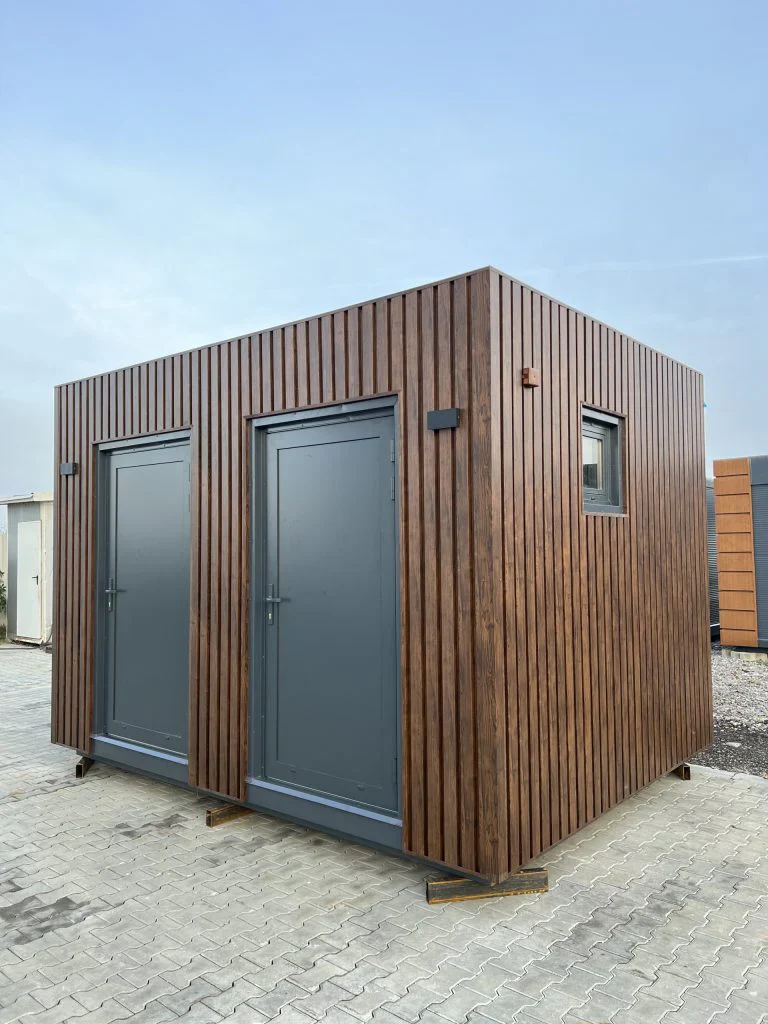 Premium-Badezimmerkabine: separate Dusche und Toilette.