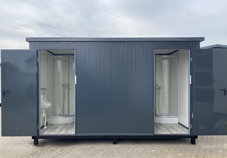 Sanitärcontainer (4x2m) mit Doppeltoilette und Duschen.