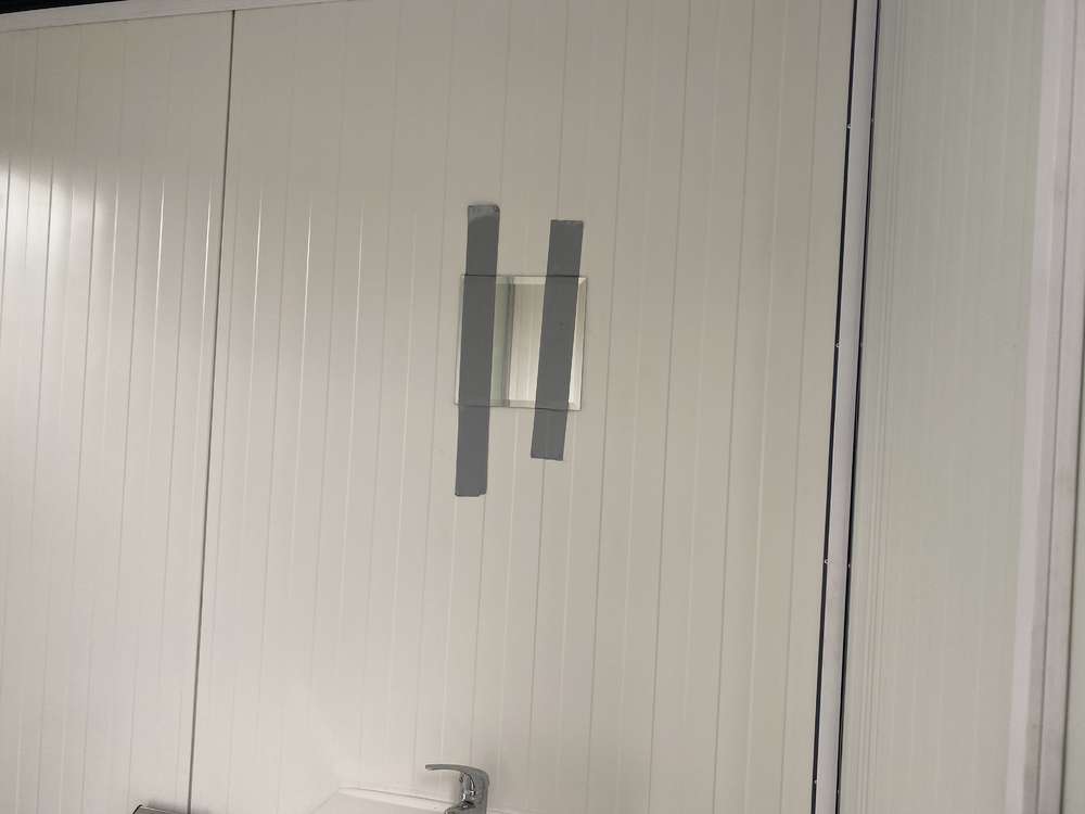 Sanitärcontainer (4x2m) mit Doppeltoilette und Duschen. – Bild 9