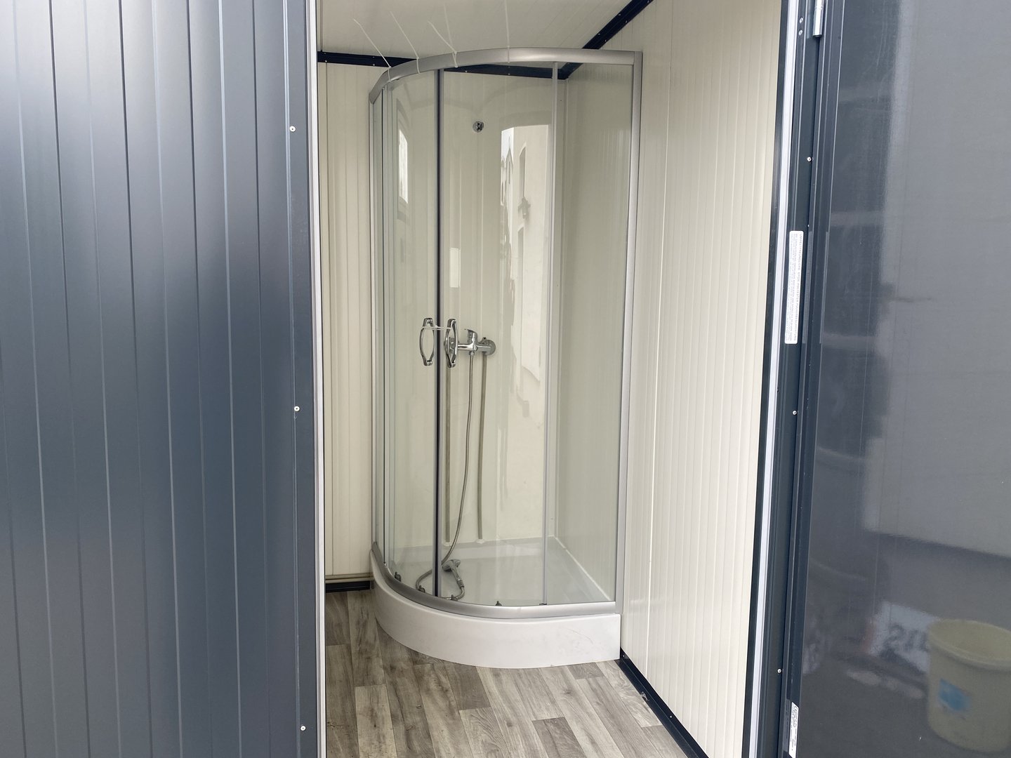 Sanitärcontainer (4x2m) mit Doppeltoilette und Duschen. – Bild 11