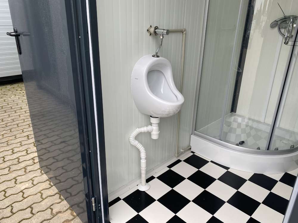 Sanitärcontainer (4x2m) mit Doppeltoilette und Duschen. – Bild 10
