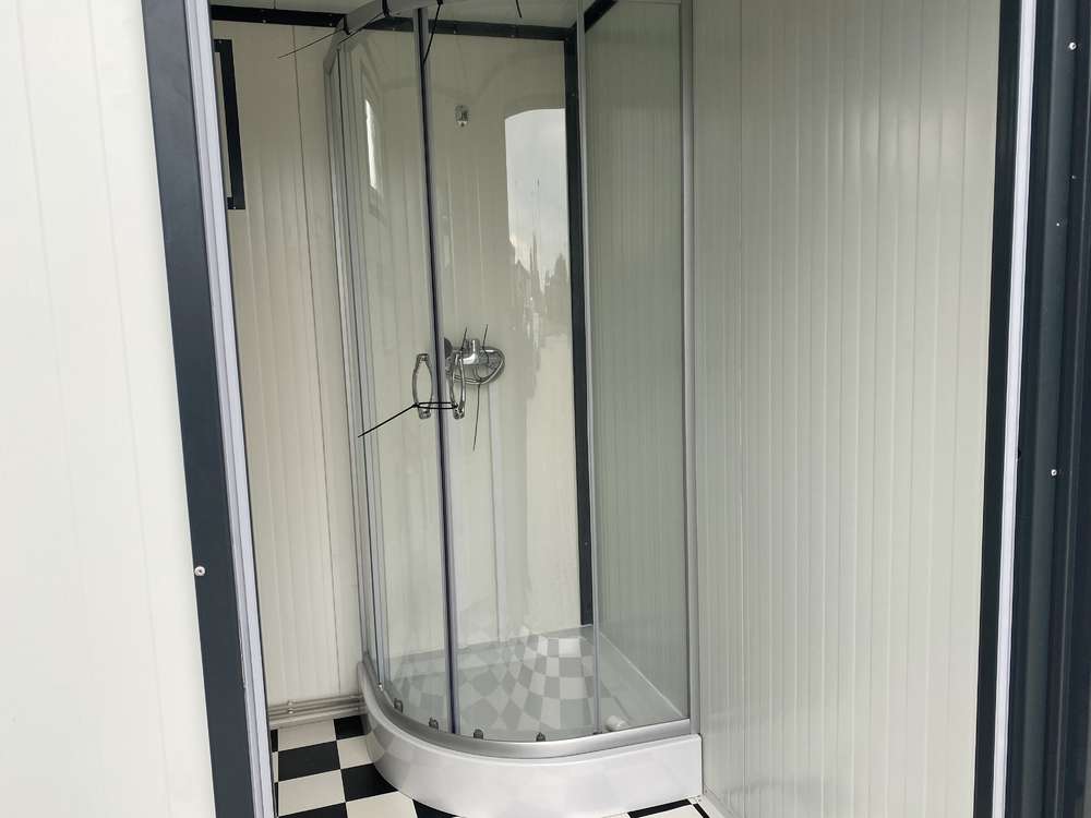 Sanitärcontainer (4x2m) mit Doppeltoilette und Duschen. – Bild 7