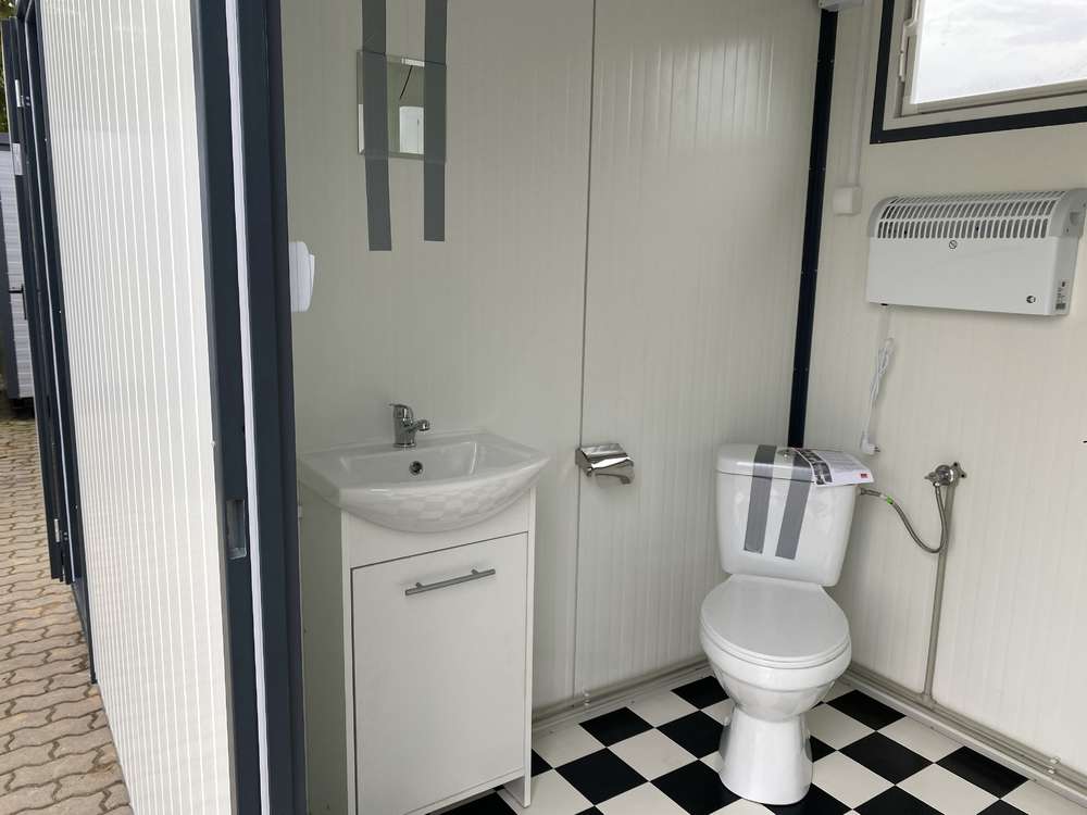 Sanitärcontainer (4x2m) mit Doppeltoilette und Duschen. – Bild 8