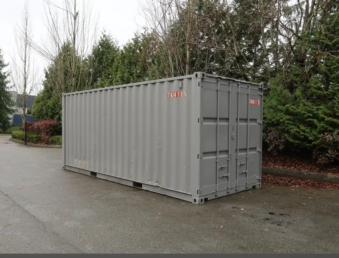 Gebrauchte 20-Fuß-Container in Lichtgrau