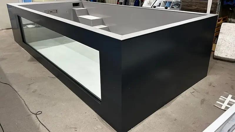 6,5 m x 2,5 m großes Polypropylen-Schwimmbecken mit einem 4 m breiten Fenster