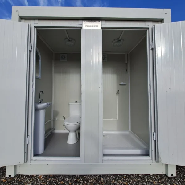 Sanitärmodul mit anschließbarer Toilette, Waschbecken und Dusche.