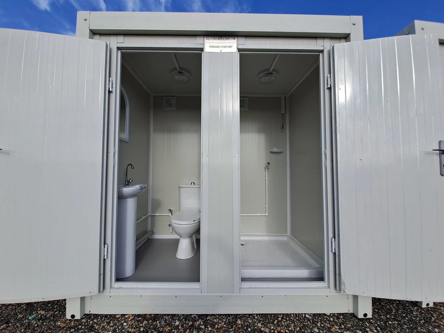 Sanitärmodul mit anschließbarer Toilette, Waschbecken und Dusche.