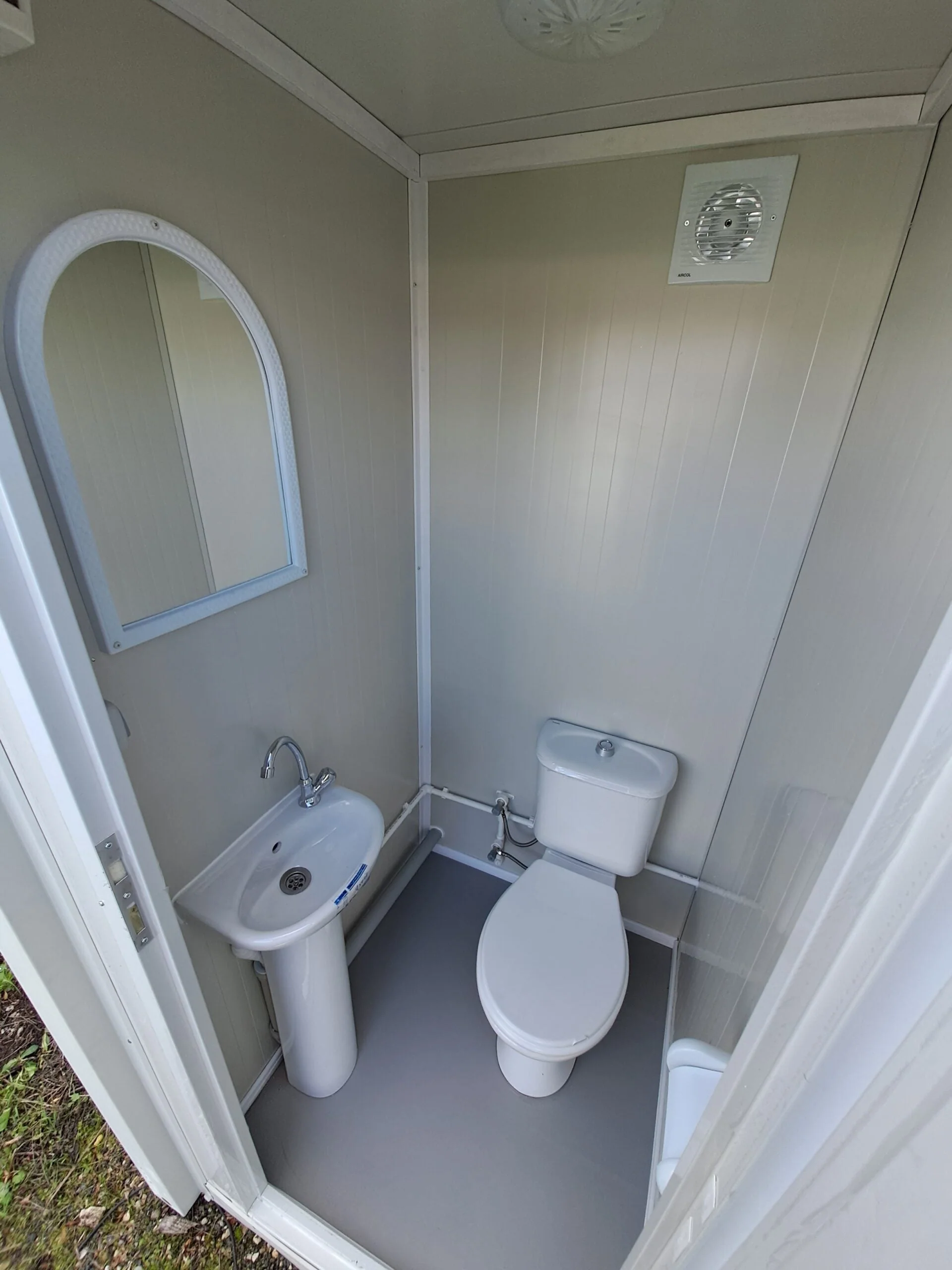 Sanitärmodul mit anschließbarer Toilette, Waschbecken und Dusche. – Bild 2