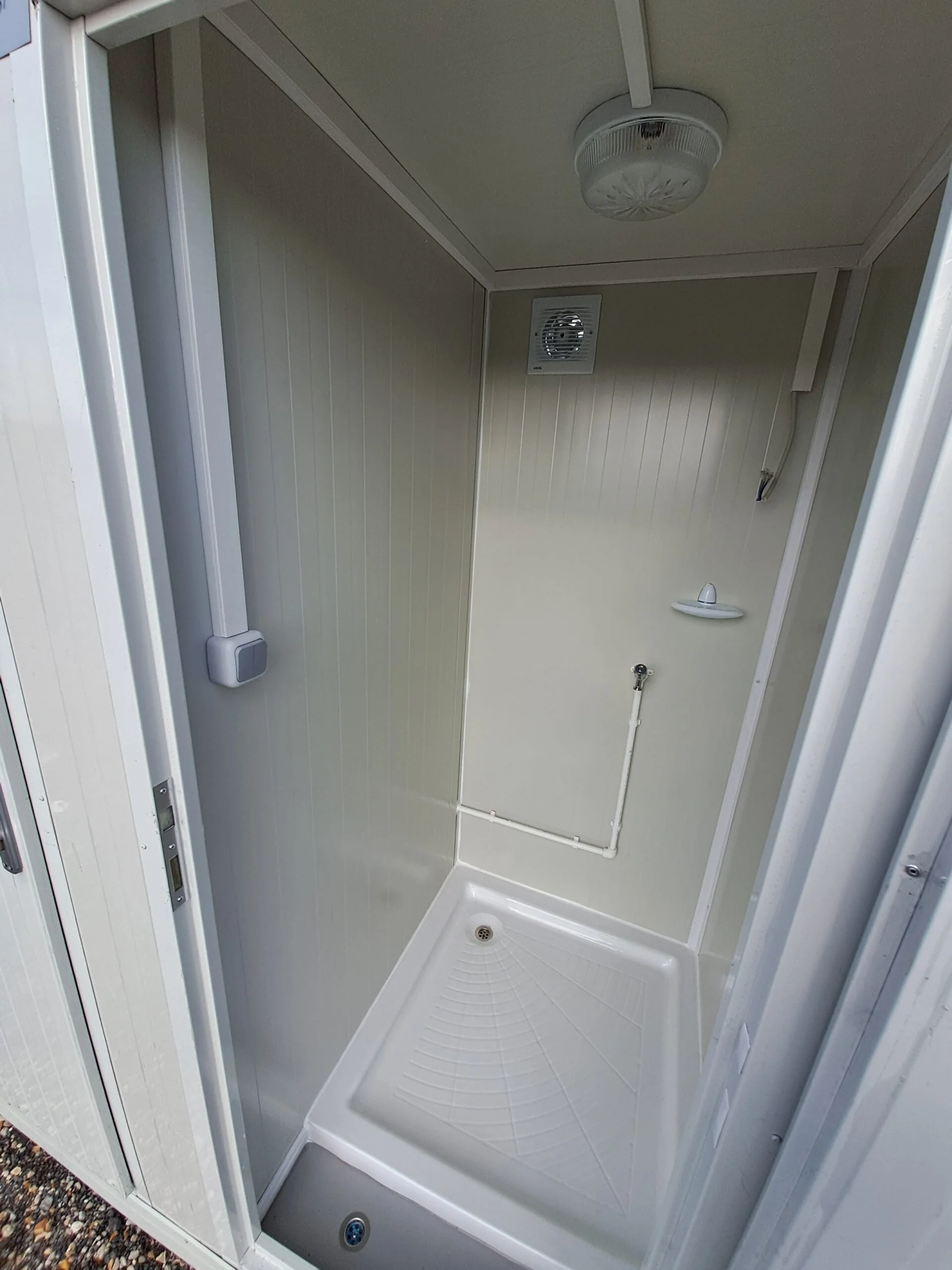 Sanitärmodul mit anschließbarer Toilette, Waschbecken und Dusche. – Bild 3