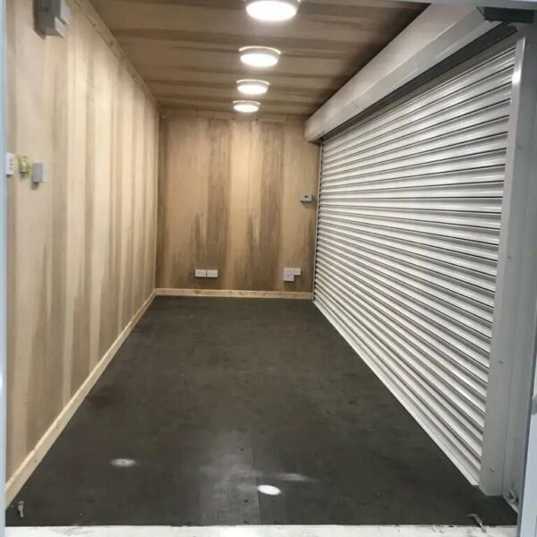 6 m x 2,4 m große Seecontainer mit Rolltoren